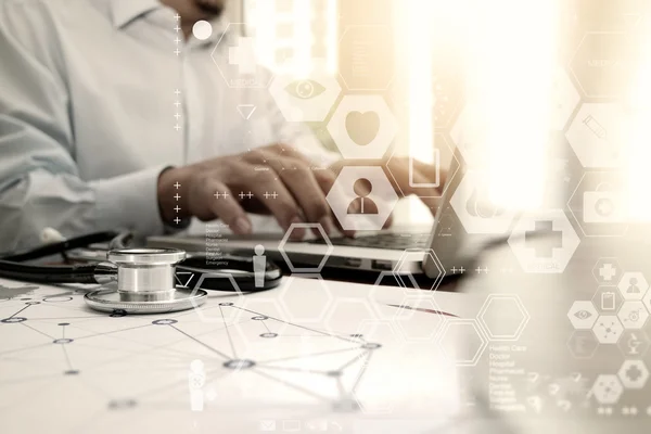 Médico trabajando con computadora portátil en oficina de espacio de trabajo médico — Foto de Stock