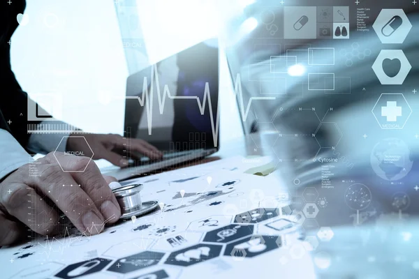 Médico que trabalha com computador portátil no escritório do espaço de trabalho médico — Fotografia de Stock