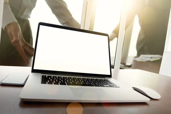 Escritório local de trabalho com laptop de tela em branco e telefone inteligente no woo — Fotografia de Stock