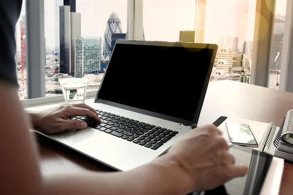 Homem de negócios mão trabalhando com novo computador moderno e phon inteligente — Fotografia de Stock