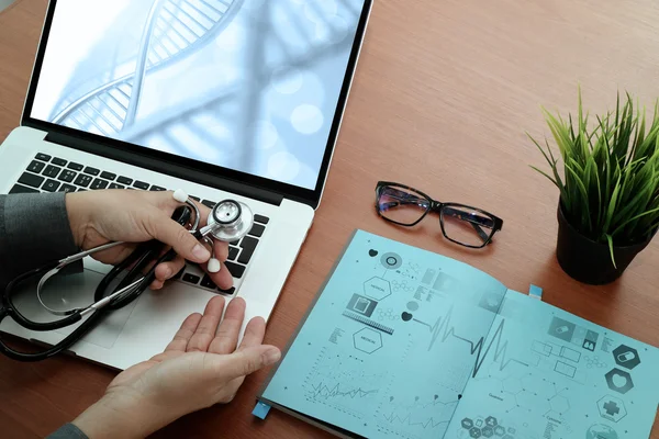 Weergave van geneeskunde arts hand werken met moderne computer bovenaan een — Stockfoto