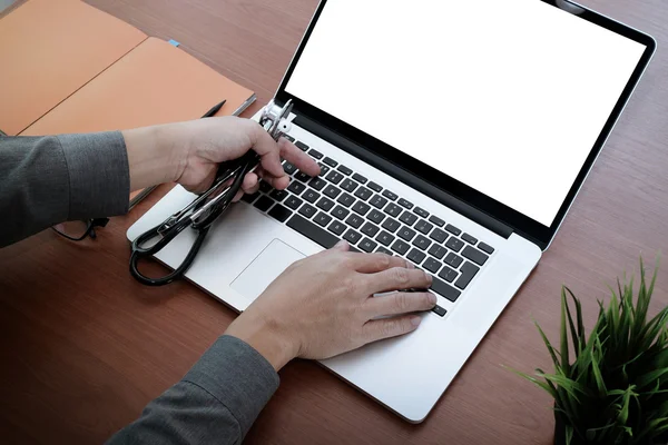 Vista superior de la mano del médico de medicina que trabaja con la computadora moderna y — Foto de Stock