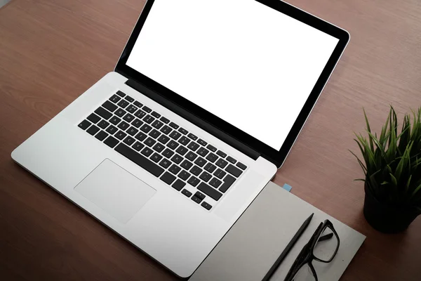 Escritório local de trabalho com laptop e telefone inteligente na mesa de madeira — Fotografia de Stock