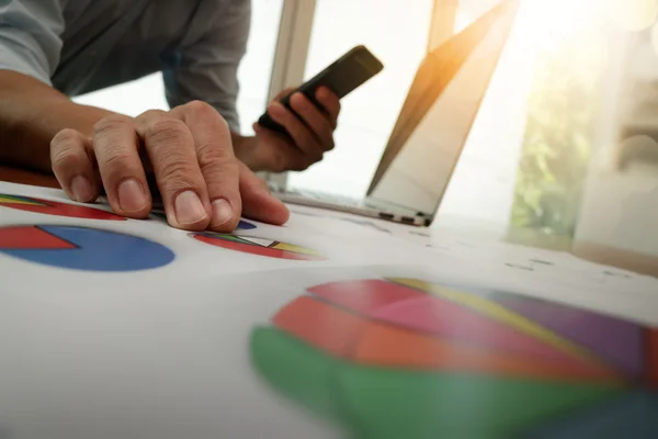 Designer mão de trabalho e telefone inteligente e laptop na mesa de madeira — Fotografia de Stock