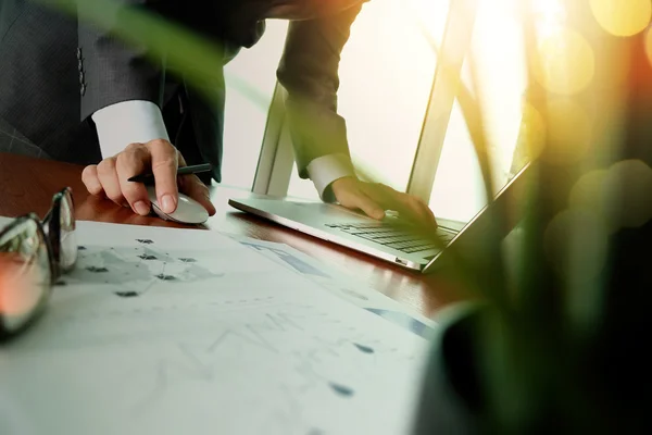 Zakenman hand werken met nieuwe moderne computer en business s — Stockfoto