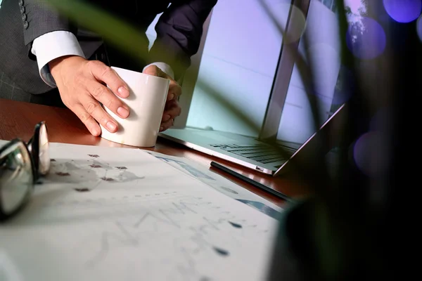 Geschäftsmann hält eine Tasse Kaffee mit neuen modernen Rechnern in der Hand — Stockfoto