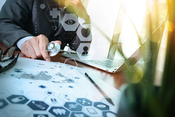 Medico che lavora nello spazio di lavoro con il computer portatile nel lavoro medico — Foto Stock