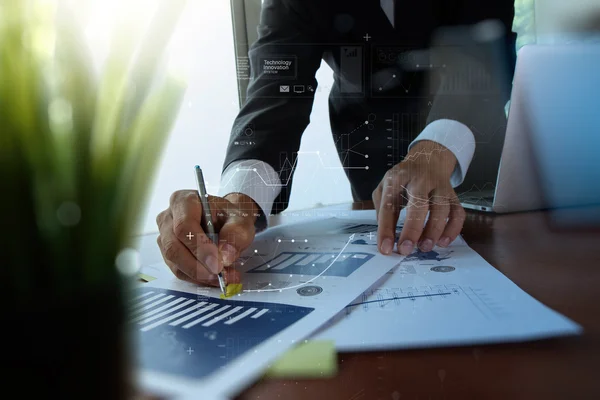 Homem de negócios mão trabalhando com novo computador moderno e negócios s — Fotografia de Stock