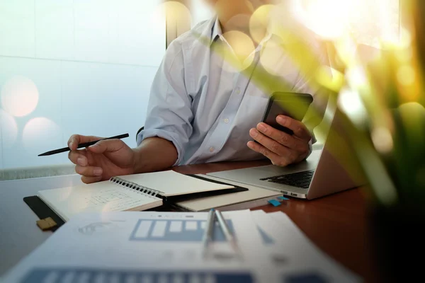 Hombre de negocios mano trabajando con la nueva computadora moderna y negocios s — Foto de Stock