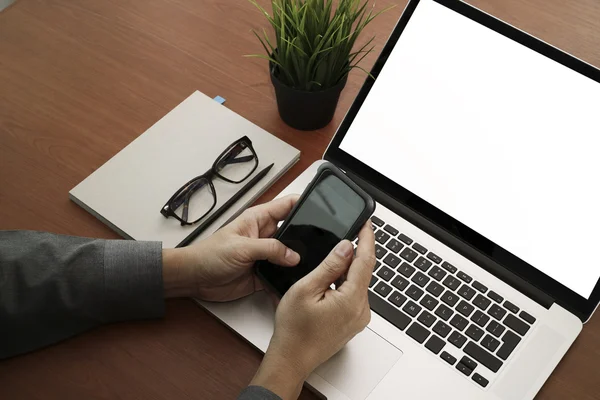Верхний вид руки бизнесмена с помощью смартфона и ноутбука ком — стоковое фото