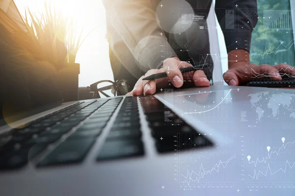 Hombre de negocios mano trabajando con la nueva computadora moderna y negocios s — Foto de Stock