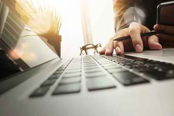 Hombre de negocios mano trabajando con la nueva computadora moderna y negocios s —  Fotos de Stock