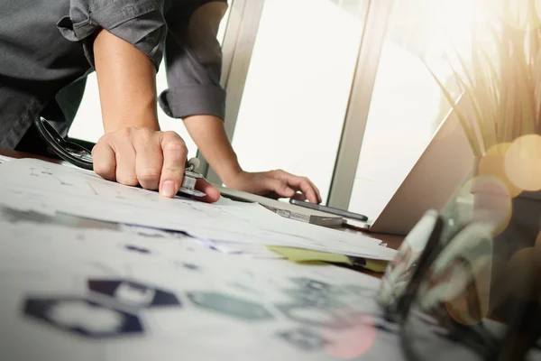 Arts werkzaam met moderne computer — Stockfoto