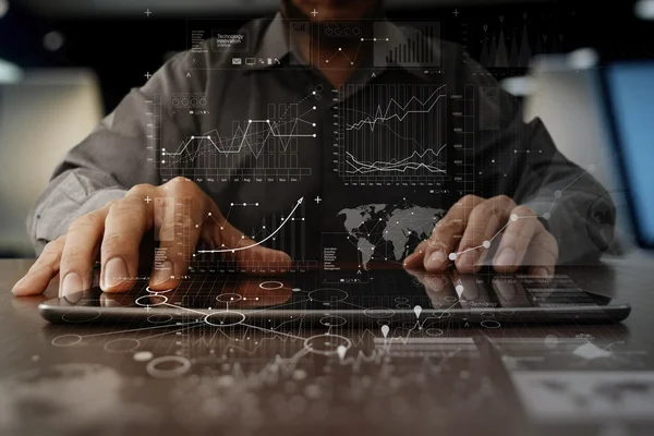 Geschäftsmann arbeitet an Laptop-Computer mit digitaler Schicht — Stockfoto