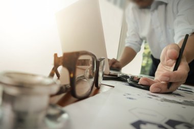 Dizüstü bilgisayar tıbbi çalışma alanı Office ile çalışan doktor 
