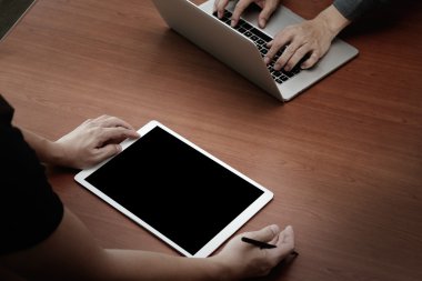 yeni modern compu verilerle tartışırken iki meslektaşlarının Üstten Görünüm