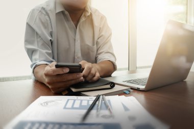 ofis masaları ile akıllı telefon ve dizüstü c üzerindeki iş belgeler