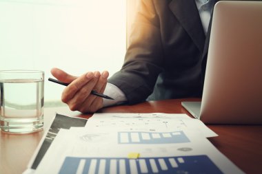 ofis masaları ile akıllı telefon ve dizüstü c üzerindeki iş belgeler