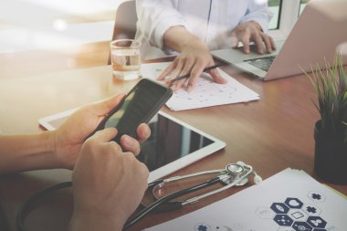 «Ana sayfa» tıp doktor el ile modern bilgisayar çalışma görünümünü bir