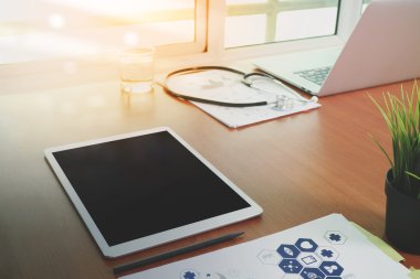 modern bilgisayar ve dijital pro tablet boş sc ile Üstten Görünüm