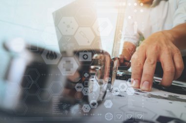 Dizüstü bilgisayar tıbbi çalışma alanı Office ile çalışan doktor 