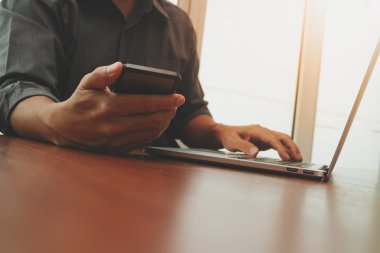 işadamı el akıllı telefon ve yeni modern compute ile çalışma