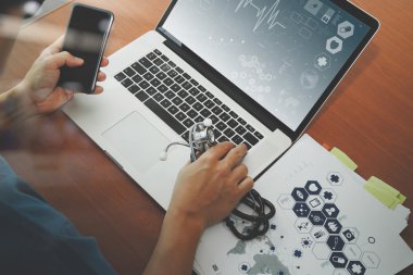 Tıp doktor laptop ile çalışma