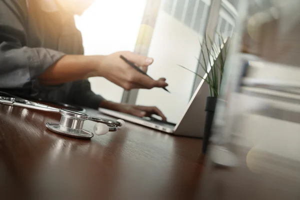 Arts werkzaam met laptopcomputer in medische werkruimte kantoor — Stockfoto