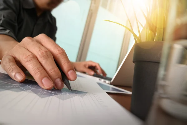 Mano uomo d'affari che lavora con il nuovo computer moderno e business s — Foto Stock