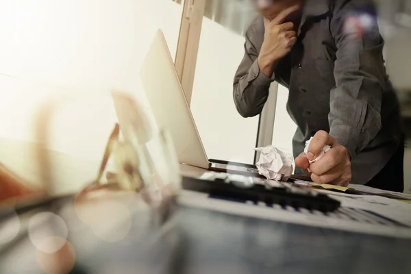 Homem de negócios mão trabalhando com novo computador moderno e phon inteligente — Fotografia de Stock