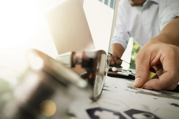 Arts werkzaam met laptopcomputer in medische werkruimte kantoor — Stockfoto