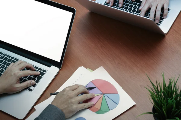 Bovenaanzicht van twee collega's bespreken gegevens met nieuwe leeg scherm — Stockfoto