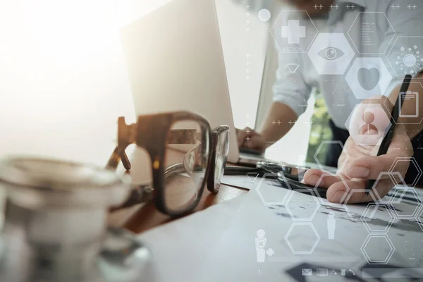 Medico che lavora con il computer portatile in ufficio — Foto Stock