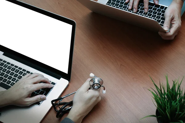 Vista superior de la mano del médico de medicina que trabaja con la computadora moderna y — Foto de Stock