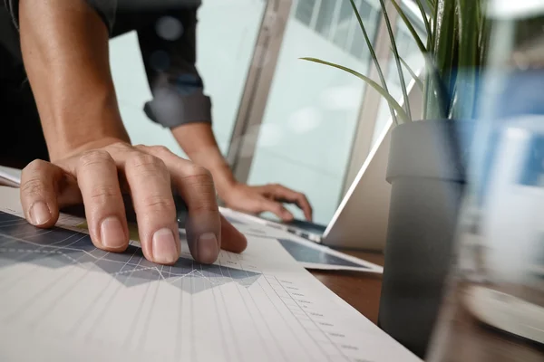 Homem de negócios mão trabalhando com novo computador moderno e negócios s — Fotografia de Stock