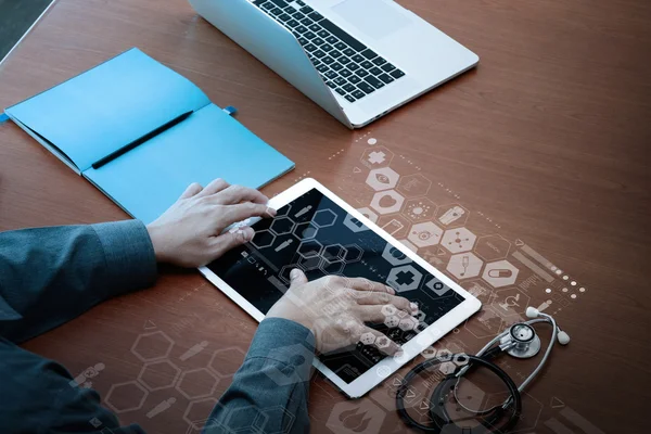 Vista superior de la mano del médico de medicina que trabaja con la computadora moderna y — Foto de Stock