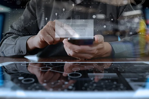 Manos de hombre de negocios utilizando tableta profesional digital y teléfono inteligente con — Foto de Stock