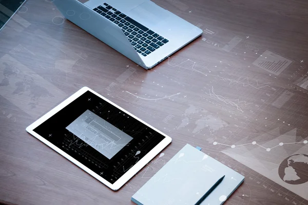 Estação de trabalho laptop aberto com tablet digital "Pagamento seguro" em — Fotografia de Stock
