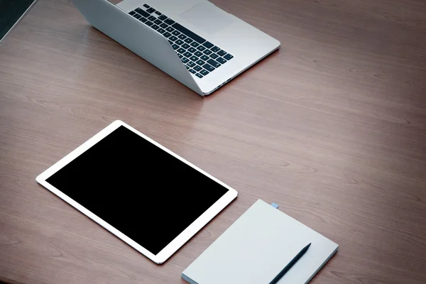 Arbeitsplatz offenes Laptop mit leerem Bildschirm digitales Tablet auf Woo — Stockfoto