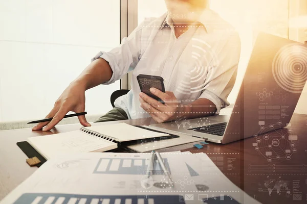 Documentos comerciales en la mesa de oficina con teléfono inteligente y computadora portátil c —  Fotos de Stock