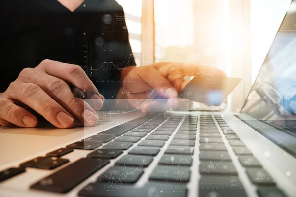 Händer med laptop och hålla kreditkort med "säker betalning" — Stockfoto