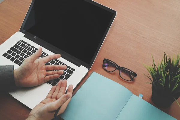 Ovansida av dubbel exponering av affärsmannen hand arbetar med nya — Stockfoto