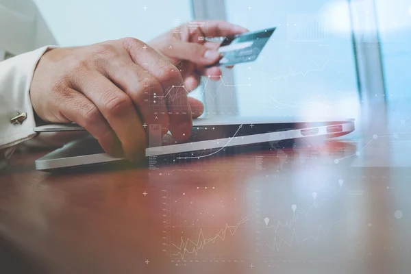 Mãos usando laptop e segurando cartão de crédito com "Pagamento seguro " — Fotografia de Stock