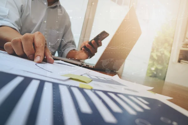 Business man hand werken op laptopcomputer op houten bureau met — Stockfoto