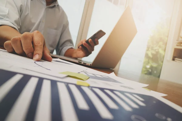 Documentos comerciales en la mesa de la oficina con teléfono inteligente y digital — Foto de Stock