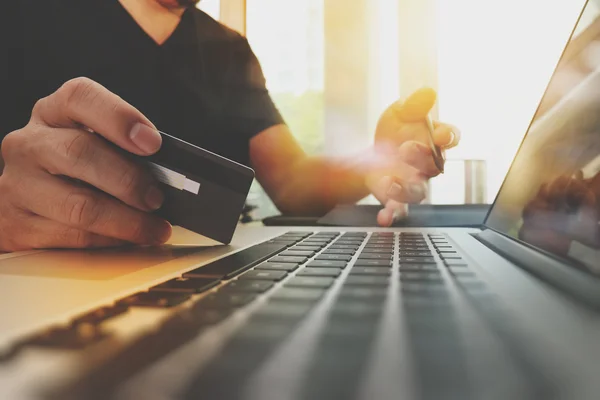Mãos usando laptop e segurando cartão de crédito com "Pagamento seguro " — Fotografia de Stock