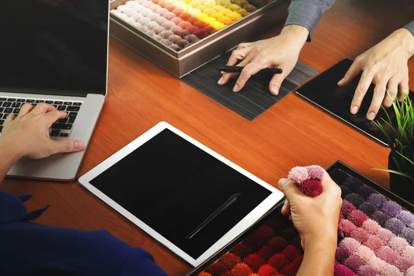 Colegas diseñadores de interiores trabajando — Foto de Stock