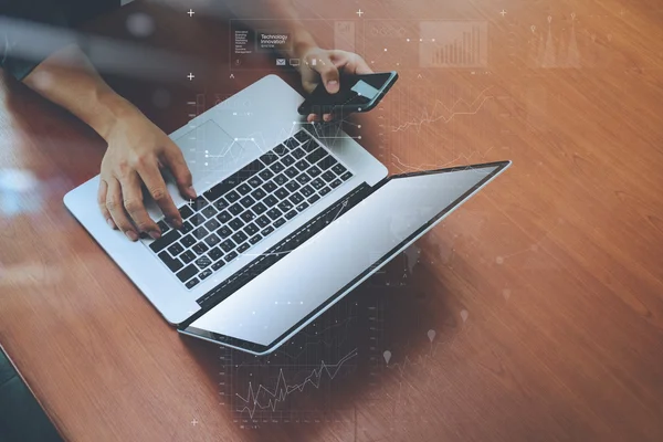 Homem de negócios telefone inteligente e laptop — Fotografia de Stock