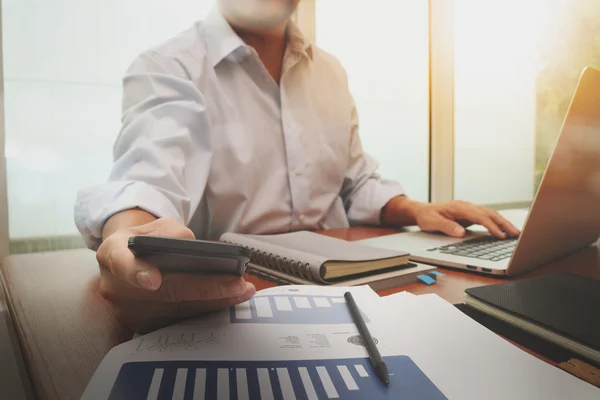 Homme d'affaires travaillant au bureau — Photo