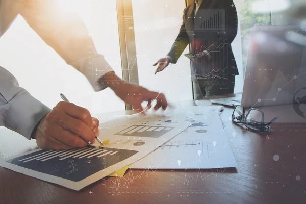 Empresários discutindo dados no escritório — Fotografia de Stock